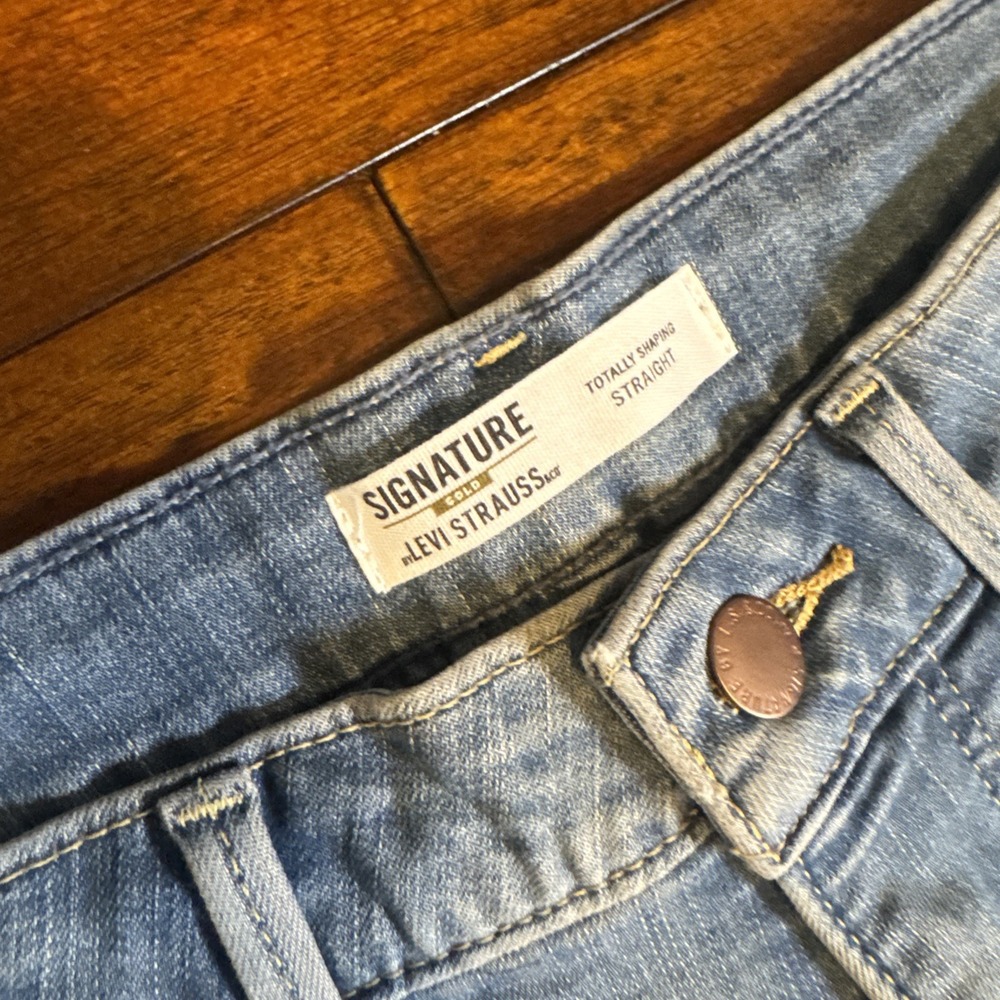 NWT Levi Signature Gold‎ Totally Shaping Straight Jeans Women's W30 L34 - Picture 4 of 9